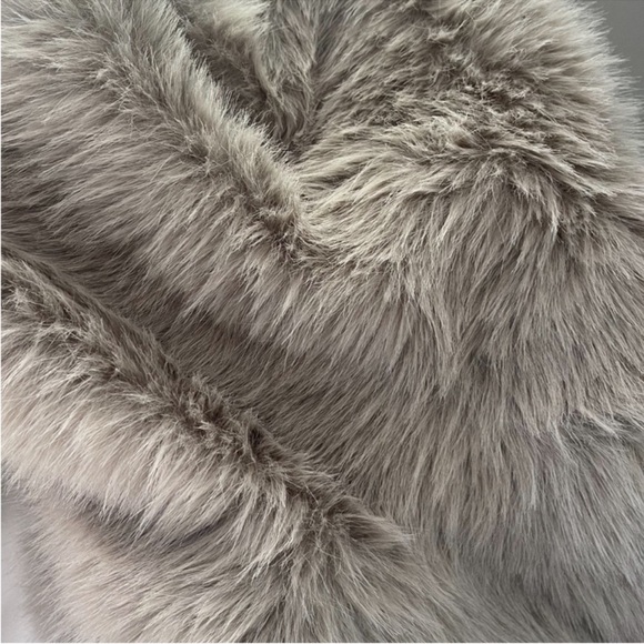 NEW 💫CASA B|Heiress Grey Faux Fur Chic Long Sleeve Outerwear Lapel Collar Jacket - Picture 2 of 9